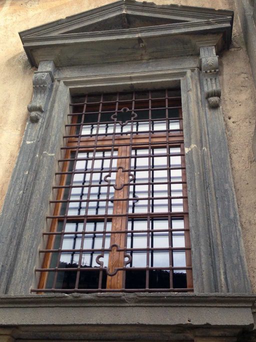 Un finestra in legno installata da 3P Infissi in un palazzo storico