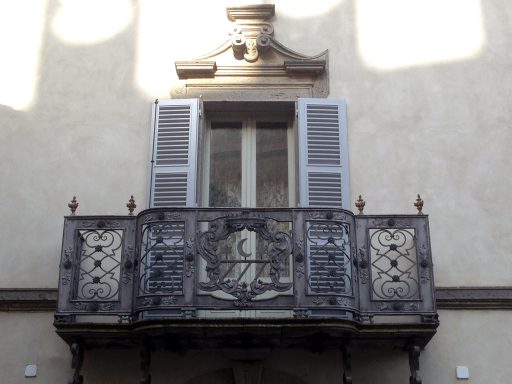 Un oscurante in legno installato da 3P Infissi su una porta finestra di un palazzo storico